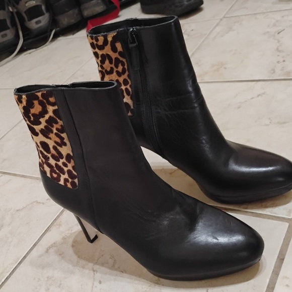 Tahari Serena Black Sleek Leopard Booties Point Toe Zip Up Faux Fur Size 7 - Picture 4 of 15